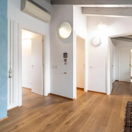 Appartement Ampia Mansarda Con Travi A Vista In Zona Isola