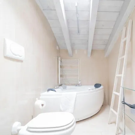 Ampia Mansarda Con Travi A Vista In Zona Isola Appartement Milaan