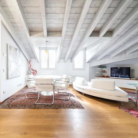 Appartement Ampia Mansarda Con Travi A Vista In Zona Isola Milaan