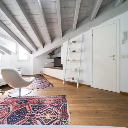 Appartement Ampia Mansarda Con Travi A Vista In Zona Isola Milaan