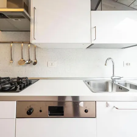 Ampia Mansarda Con Travi A Vista In Zona Isola Appartement