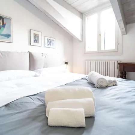 Appartement Ampia Mansarda Con Travi A Vista In Zona Isola