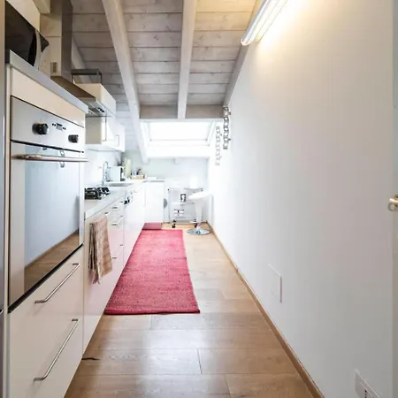 Ampia Mansarda Con Travi A Vista In Zona Isola Appartement Milaan