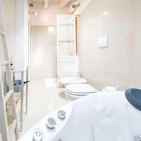 Appartement Ampia Mansarda Con Travi A Vista In Zona Isola Milaan