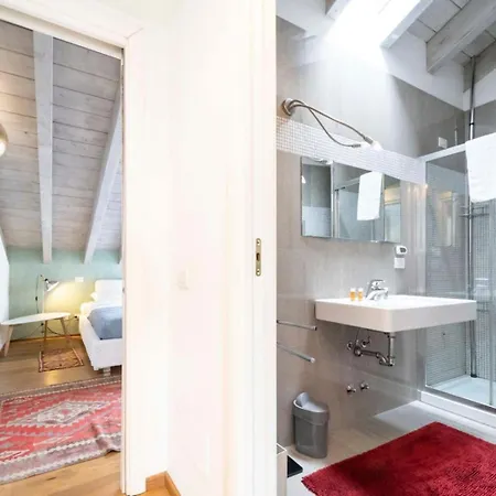 Ampia Mansarda Con Travi A Vista In Zona Isola Apartmán *