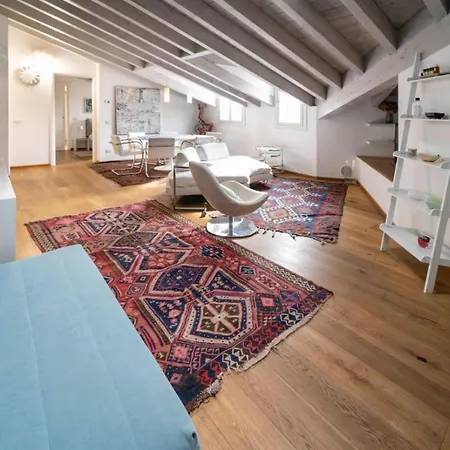 Appartement Ampia Mansarda Con Travi A Vista In Zona Isola Milaan
